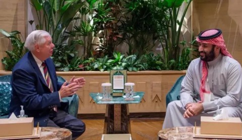 You are currently viewing السعودية ” تبرأت” من ” تعليقات الراحل ليندسي غراهام”:” ما أعلنه”رغائبي ويخصه” وليس “ماقاله “سمو الأمير”.. ولي العهد طلب شخصيا من ترامب ” عدم التحدث” عن ” تطبيع مع إسرائيل” في هذه المرحلة وبأي صيغة