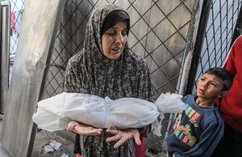 Read more about the article مجزرة بشعة.. مسح عائلة فلسطينية بأكملها من السجل المدني بعد قصف وحرق منزلهم بغزة وجيش الاحتلال يتوغل وسط القطاع