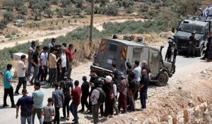 Read more about the article إرهاب المستوطنين: هجوم على فلسطينيين ومتضامنين بمنطقة رام الله ومنعهم من الوصول إلى أراضيهم
