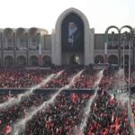 حشود كبيرة تصلي على خامنئي في طهران