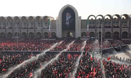 You are currently viewing حشود كبيرة تصلي على خامنئي في طهران