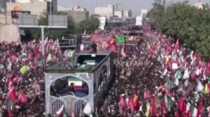 Read more about the article الصهاينة يتابعون بترقّب الطوفان البشري في تشييع السيد علي خامنئي