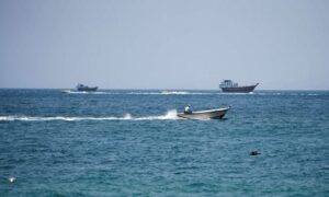 Read more about the article إيران تمنع عبور 6 سفن في مضيق هرمز وتؤكد أن الولايات المتحدة غير معنية بمباحثاتها مع عُمان