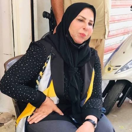 نائبه لباسها من ذهب