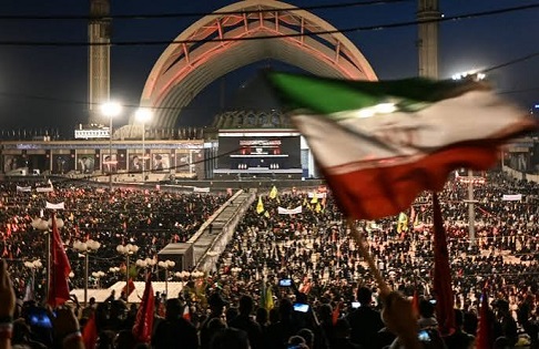 You are currently viewing حشود مليونية في طهران في اليوم الرابع لتشييع القائد الأممي الشهيد السيد خامنئي
