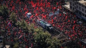 Read more about the article إيران: حشود مليونية تشارك في تشييع السيد علي خامنئي إلى مثواه الأخير في الحرم الرضوي بمدينة مشهد