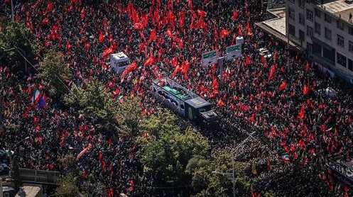 You are currently viewing إيران: حشود مليونية تشارك في تشييع السيد علي خامنئي إلى مثواه الأخير في الحرم الرضوي بمدينة مشهد