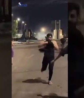 You are currently viewing مواجهات بالدخانيات والحجارة بين قوات مكافحة الشغب ومحتجين يطالبون بتحسين خدمة الكهرباء في الكوت
