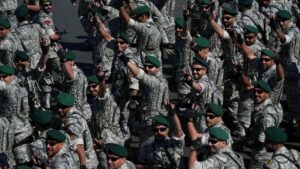 Read more about the article رئيس الأركان الإيراني يحذر دول الخليج من دعم الجيش الأمريكي: “لا شيء يخفى علينا”