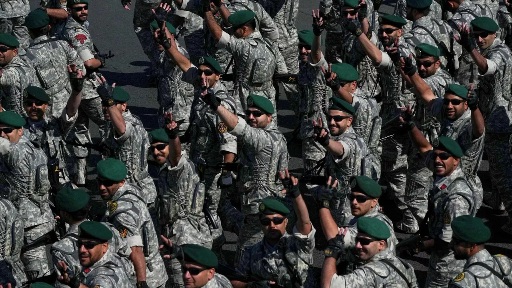 رئيس الأركان الإيراني يحذر دول الخليج من دعم الجيش الأمريكي: “لا شيء يخفى علينا”