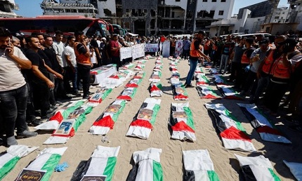 You are currently viewing استشهاد 10 فلسطينيين خلال 24 ساعة في غزة وتشييع جثامين 50 شهيدا انتشلت من تحت الأنقاض