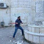 عضو كنيست الأحتلال الصهيوني يحطم نصبا تذكاريا لـشهداء فلسطينيين في الضفة