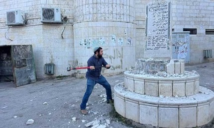 You are currently viewing عضو كنيست الأحتلال الصهيوني يحطم نصبا تذكاريا لـشهداء فلسطينيين في الضفة