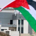 دبلوماسيون سابقون يطالبون باريس ولندن بحظر السلاح وفرض عقوبات تجارية على الكيان