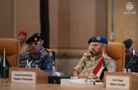 You are currently viewing لماذا غابت الإمارات عن تحالف السعودية “البحري” الجديد وكيف ستحمي الرياض “الأحمر” و”المندب”؟.. “أنصار الله” تتحدّى المملكة وصورة جمعت وزير الدفاع السعودي ونائب الرئيس الإماراتي هل انتهى تأثيرها؟
