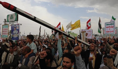 You are currently viewing اليمن.. الحوثيون يعلنون قصف “صحن الجنّ” في مدين مأرب بعدد كبير من الصواريخ والطائرات المسيرة