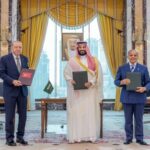 لوموند: “اتفاق مكة”.. خطوة من ثلاثي متكامل لاحتواء نفوذي إيران والكيان