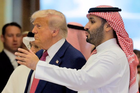 You are currently viewing ترامب يتمسك بشرط تطبيع السعودية مع الكيان لتنفيذ الاتفاق النووي بين واشنطن والرياض.. صحيفة تكشف التفاصيل