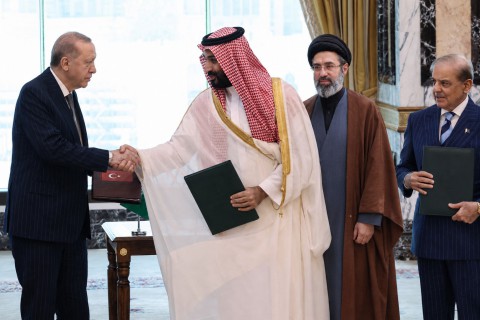 You are currently viewing ﻿ والمخفي أعظم! موازين القوىّ تتغيِّر والكيان قلق! هل “تجرؤ” دول (اتفاق مكّة) ضمّ إيران للحلف؟ هل التحالف “رغبةٌ طبيعيّةٌ” للقوى بالتعاون وليس حلفًا ضدّ طهران؟