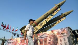 Read more about the article طهران وعُمان تتفقان على تنظيم الملاحة بهرمز وواشنطن ترفع عقوبات عن إيران