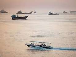 طهران تنفي أي محادثات مع واشنطن وتواصل مباحثاتها مع مسقط بشأن هرمز