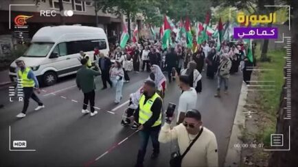 You are currently viewing متظاهرون في برلين يطالبون بوقف شحنات الأسلحة إلى “تل أبيب”