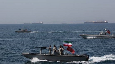 مصدر إيراني: واشنطن قدّمت تنازلاً لإيران يقضي بإغلاق الممر الجنوبي لمضيق هرمز