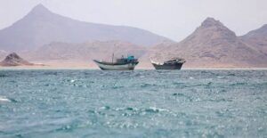 Read more about the article تراجع الملاحة في مضيقي هرمز وباب المندب عقب استهداف اليمن ناقلة سعودية