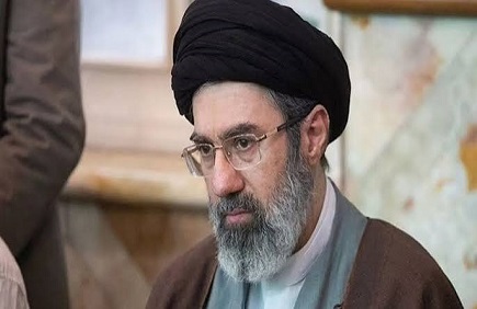 You are currently viewing خامنئي يعيد ترتيب قيادة الجيش والحرس الثوري بـ6 تعيينات جديدة