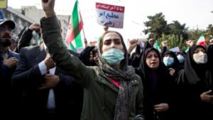 Read more about the article بعد أكثر من ستة أشهر من اندلاع الحرب.. نساء ورجال يجوبون طهران مسلّحين “فداء لإيران” في مواجهة الولايات المتحدة