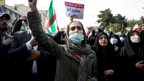 بعد أكثر من ستة أشهر من اندلاع الحرب.. نساء ورجال يجوبون طهران مسلّحين “فداء لإيران” في مواجهة الولايات المتحدة