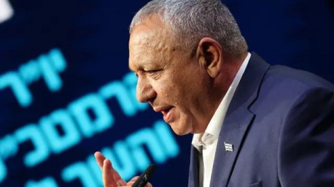 You are currently viewing آيزنكوت مُهاجمًا نتنياهو: كاذب ويرسخ هو وعائلته نظرية الخيانة وفوزه بالانتخابات المقبلة سيكون كارثة على الكيان