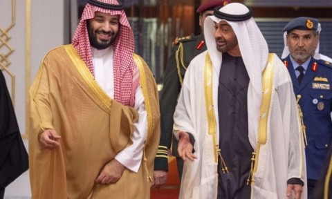 You are currently viewing الإمارات تُلبّي دعوة السعودية.. لماذا ذهب نائب الرئيس الإماراتي وكيف كان مشهد اللقاء بالأمير بن سلمان؟.. قطر على الخط كيف؟ ودعوات شعبية للتهدئة والحفاظ على “البيت الخليجي”