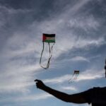 نشطاء يطلقون عشرات الطائرات الورقية بألوان العلم الفلسطيني تزامنا مع مهرجان البندقية السينمائي