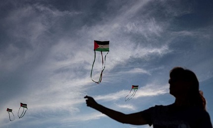 You are currently viewing نشطاء يطلقون عشرات الطائرات الورقية بألوان العلم الفلسطيني تزامنا مع مهرجان البندقية السينمائي