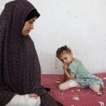 مئات الكراسي المتحركة لأطفال غزة عالقة في الأردن… الصفدي: مساعدات تنتهي صلاحيتها في المستودعات بسبب منع الكيان دخولها