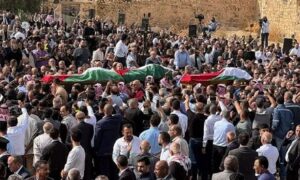 Read more about the article آلاف الأردنيين يشيّعون ضحايا هجوم كنيسة الكرك ورئيس الوزراء يدعو لاجتثاث الفكر المتطرف