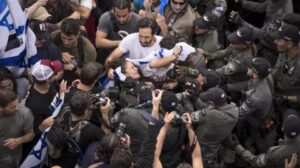 Read more about the article ﻿ إعلام عبري يدق ناقوس الخطر.. الإحتلال الصهيوني على حافة حرب أهلية طاحنة وانهيار سياسي وهناك أزمة تتعلق بشخص نتنياهو