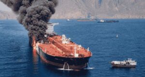 Read more about the article الحرس الثوري الإيراني ينشر مشاهد اصطدام ناقلتي نفط عملاقتين بألغام بحرية خلال عبورهما مضيق هرمز
