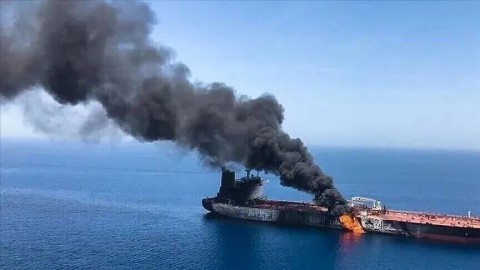 You are currently viewing ﻿ احتراق ناقلة نفط بعد إصابتها بـ”مقذوف مجهول المصدر” في مضيق هرمز وسفينة أخرى تُغير مسارها بعد تلقيها تهديدات
