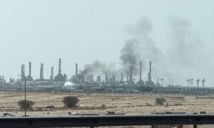 Read more about the article دخان ونيران بالقرب من منشأة لأرامكو في الرياض