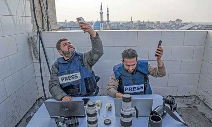 You are currently viewing صحافيو غزة يغامرون بحياتهم بحثًا عن إشارة إنترنت
