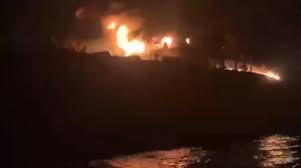 حرس الثورة: احتراق ناقلة نفط بمليوني برميل بانفجار لغم خلال محاولة عبور هرمز بدعم أميركي