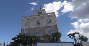 Read more about the article اليمن.. جماعة الحوثي تعرض مشاهد لدخول وسيطرة عناصر مسلحة على منزل رشاد العليمي في تعز